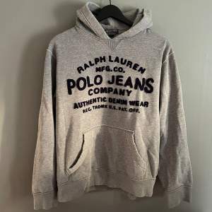 Riktig fet Ralph Lauren hoodie i bra skick! St L men passar mer som M! Hör av dig vid ytterligare frågor! Mvh Henry 