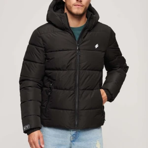 Superdry vinterjacka herr - Hej! 💕Jag säljer nu min brorsas snygga vinterjacka då den blivit för liten för honom. Den har inga defekter och är i mycket bra skick men använd. Den är i storlek L. Hör gärna av er vid frågor! Pris går att diskuteras! Nypris 999 kr. 💕💕