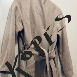 Dagmar kappa Alida stl 34 köpes - Dagmar kappa Alida i storlek 32/34 i bra skick köpes i oat/ljus beige.