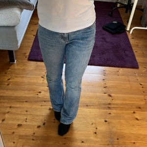 Hm lågmidjade jeans - Säljer dessa jeans pga att de är för stora och därför knappt använda! Bootcut. Pris diskuterbart 💕