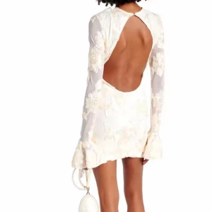 Vit klänning med broderade blommor  - Super unik och vacker klänning med broderade blommor!! Finns tyvärr ingen lapp i💕