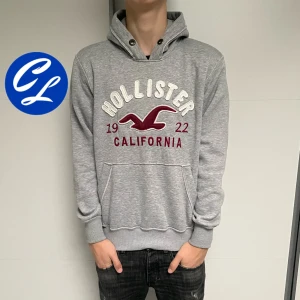 Hollister hoodie  - Hollister Hoodie | Skick: 7/10 | Strl M | Pris - 299 |Fraktar via Postnord eller Instabox på köparens bekostnad | Hör av dig vid minsta fråga eller fundering!