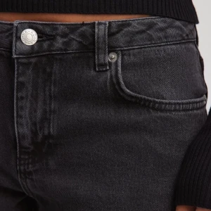 Nakd lowwaist jeans - Svarta lowwaist baggy jeans i storlek 42. Tjejen i bilden har storlek s men de så modellen sitter på. 