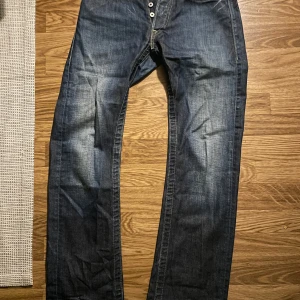 Mörkblå Replay Jeans - 29/34 Använda en gång, i nyskick. Inga fel eller skador  Buda gärna är alltid flexibel med priset! Fråga om fler bilder eller andra funderingar!