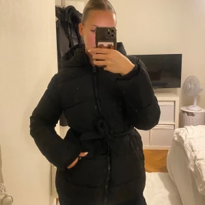 Pufferjacka med knytskärp - Jättefin jacka med skärp till! Mysig luva, fin passform och varm & skön!  Pris kan diskuteras vid snabb affär