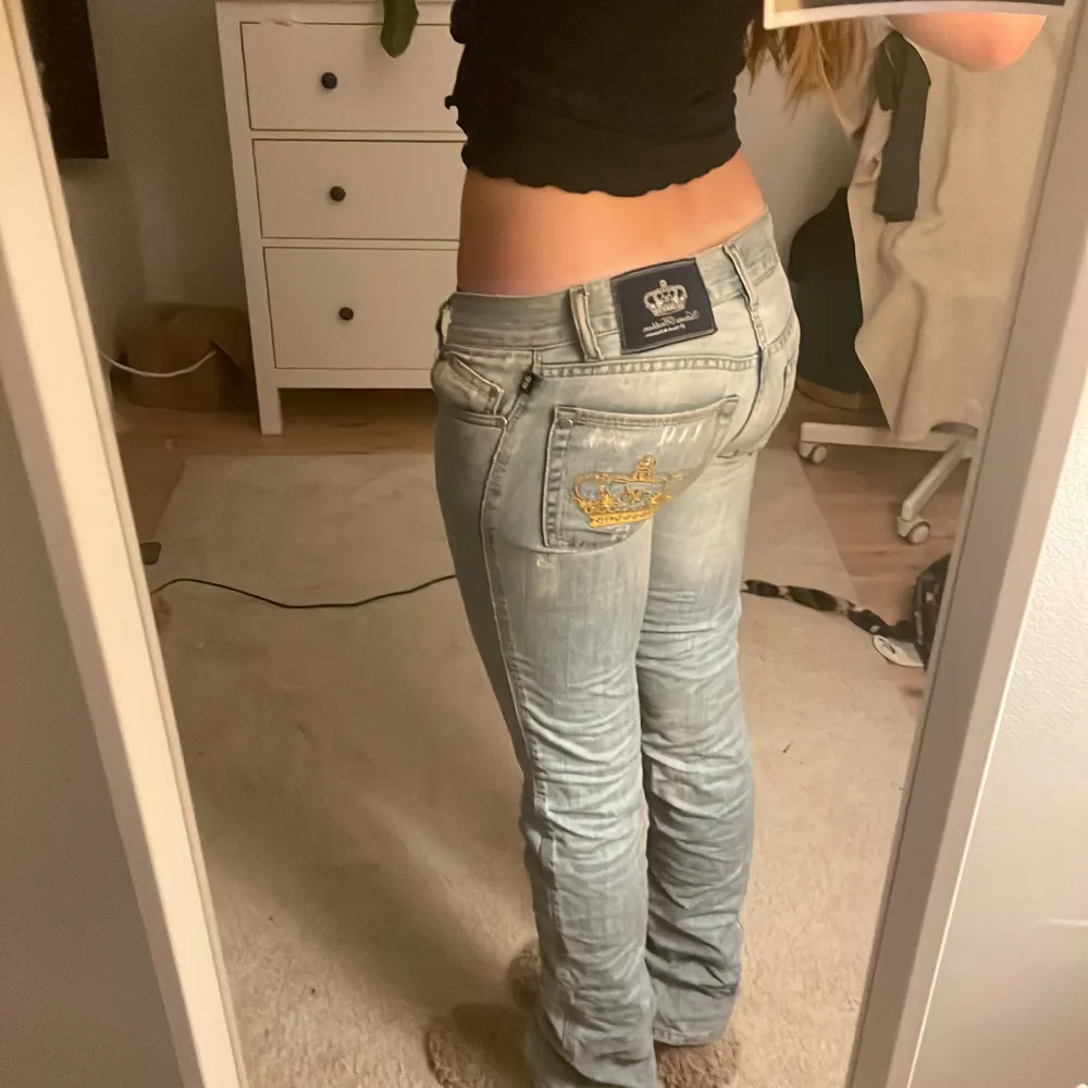 Lågmidjade bootcut jeans från Victoria beckham💕 midjemåttet är 38 och innerbenslängden är 80👍🏻 säljer på grund av att de inte passar mig längre, skriv gärna vid frågor💕. Jeans & Byxor.