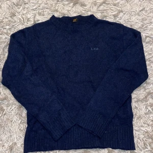 Mörkblå Stickad Lee sweater - Mycket bra skick, inget tecken på användning.  Mått: L  Längd - 59cm  Bredd - 48 cm