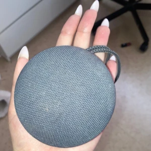 Mini högtalare  - Bra att ha med ut:) Laddare på köpet:)