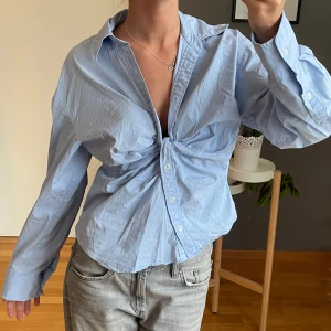 Figursydd skjorta - Ljusblåe figursydd skjorta från Zara, i storlek M men passar S också😚Helt perfekt för hösten 