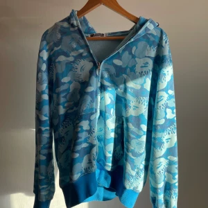 Bape hoodie - Bape hoodie i helt okej skick Den har lite slitage vid trycket Storleken är L men den är liten i storleken så den passar nog bättre M/S