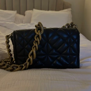 Zara Väska - Svart zara väska med stor guld kedja 🖤 aldrig andvänd, två fack