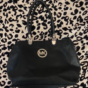Micheal kors väska - Svart Michael kors väska. Bra skick. Småt sliten på några ställen (bilder)