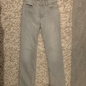 Jeans  - Fina raka jeans från Gina Tricot. Storlek 34. Använda en gång, de är i helt nytt skick. 