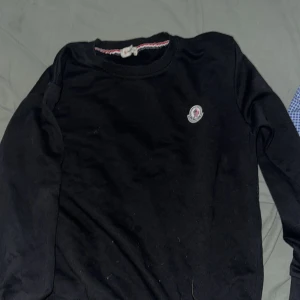 Moncler tröja - En svart moncler tröja