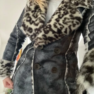Leopardkappa💓🥰 - Säljer en supercool grå leopardmönstrad kappa från Alberto Makali💓I ekologiskt fårskinn!❤️ Fint skick! Rekommenderar starkt!! Stlk 38-40
