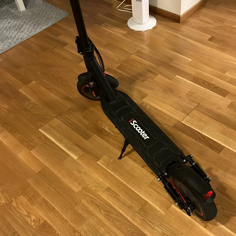 Säljer min el scooter för den kommer knte till användning den e bakhjulsdriven åker 40kmh 40km räckvidd super bra pris möta i Västerås . Övrigt.