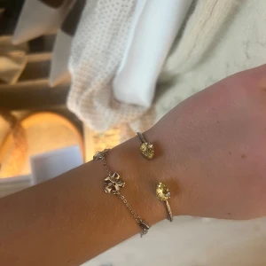 Caroline Svedbom armband  - Säljer detta superfina Caroline Svedbom armband som tyvärr inte kommit till användning 🤍🤍 köpt för 695kr 