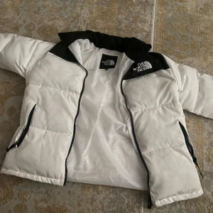 The north face vit och svart - Jätte fin jacka och har ingen skador på den men den är int mitt stil längre och tänker köpa något annat: vi kan diskutera priset 