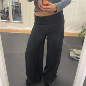 Lågmidjade kostymbyxor  - Så snygga Lågmidjade kostymbyxor med brett midjeband. Toppenskick! Midjemått 41 cm rakt över och 76 i innerbenet. Skriv vid frågor☺️ 