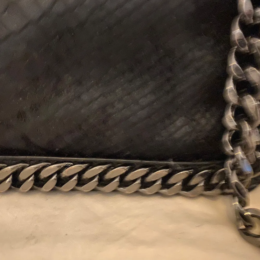 Svart zara crossbody väska med kedja, ganska stor, du får plats med ett a5 papper.. Väskor.