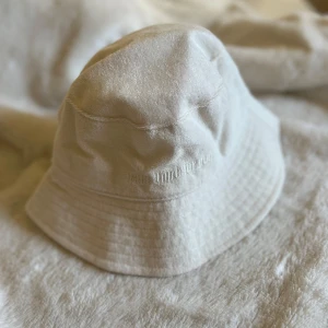 Vit bucket hat från H&M - New bucket hat, never worn! Cream colour.