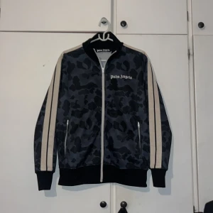 Palm angels zip hoodie - Köpt i våras, använt knappt 10 gånger.  Nyskick. (Såklart äkta) Storlek L men passar även storlek M Hör av er vid frågor o funderingar 