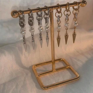 Örhängen  - FAVORITERNA TILLBAKS. Köp för 99kr/st  Eller  185kr/par  Modell 095