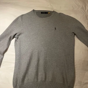 Ralph lauren tröja - Snygg o stilren Ralph Lauren tröja som passar till det mesta. Knappt använd och i väldigt bra skick. Storlek S. Hör av er vid minsta fundering eller fråga