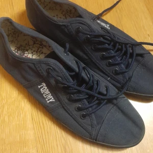 Tommy Hilfiger skor - Finna och bekväma mörkblå skor i storlek 41 