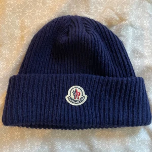 M0ncler mössa blå - F.A.K.E M0ncler mössa aldrig använd. Och i väldigt bra skick