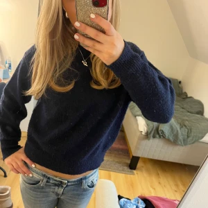 Marinblå stickad tröja - Jättefin marinblå stickad tröja💗aldrig använt💗