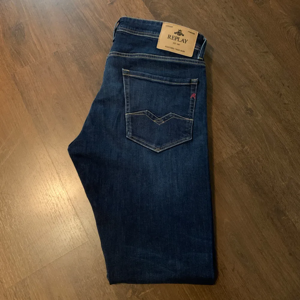 Säljer nu dessa extremt sköna replay jeans i modellen Rocco, lite lösare passform än anbass. Nypris 1195kr, pris kan diskuteras vid snabb affär, Skick 10/10 då dom endast är använda 1 gång från att dom köptes nya. Skriv privat vid minsta fundering. Jeans & Byxor.