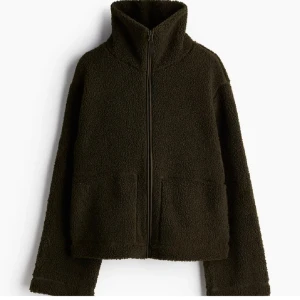 Grön teddy jacka  - Säljer min gröna jacka från hm, jätte snygg och är använd 2 gånger innan 🙌🏻 säljer då den inte kommer till användning, priset kan alltid diskuteras. säljer likadan i beige 