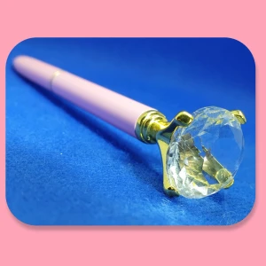 Snygg bläckpenna i Rosa - Snygg bläckpenna i rosa, oanvänd. Den lila pennan som ses på sista bilden finns i en egen annons. ✨️Titta igenom alla mina upplagda och köp fler saker i bundle för att spara på frakten och få allt du köpt i ett och samma paket✨️