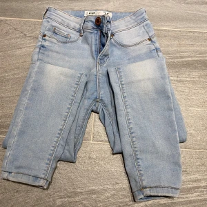 Ljusblåa skinnyjeans - Väldigt ljusa jeans som är stretchiga och som lyfter fram benen sexigt🙉😻