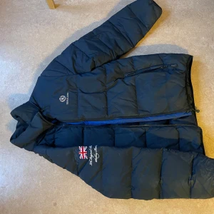 Vinterjacka Henri Lloyd säljes  - Storlek large i mycket fint skick.