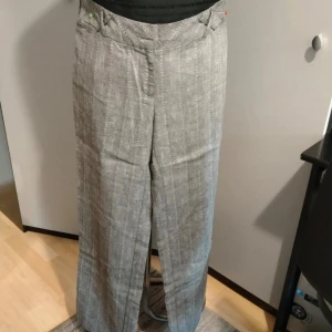 Kostymbyxor  - Nyskick. Riktigt snygga, tyvärr för långa för mig. Stilrena med resår bak. 😊🩷