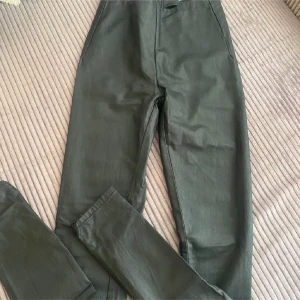 Svarta byxor med dragkedja - Snygga svarta byxor i ett stilrent och enkelt snitt. De har en dragkedja bak och är högmidjade för en bekväm passform. Perfekta för både vardag och fest! 🖤