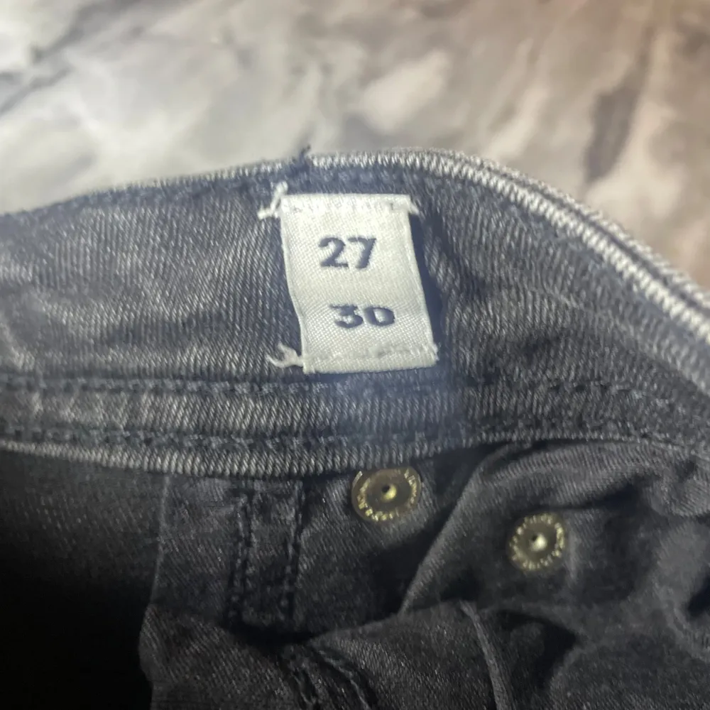 Säljer mina skit feta Jack & Jones jeans som är i storlek 27W 30L, Jeansen är köpta för 699 säljer för 449, jeansen är helt nyskick och skit snygga!! HÖR AV ER VID FRÅGOR OCH BUD. Jeans & Byxor.