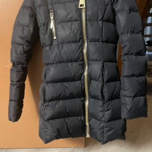 Skön jacka - Denna jackan är skön, men jag tycker den börjar bli liten för den men den e bra för regn och snö💞