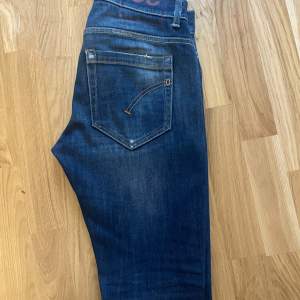 Säljer mina dondup jeans för att de har blivit för små. Skicket är 9/10 och det finns inga synliga defekter förutom en lapp på insidan som inte känns eller syns (se bild 4).  Original pris är ca 3000kr men mitt pris är 699kr.