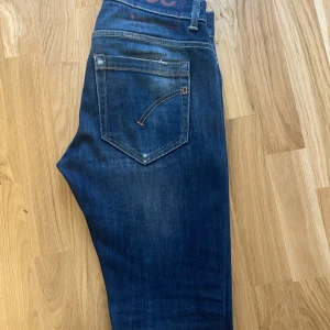 Dondup George - Säljer mina dondup jeans för att de har blivit för små. Skicket är 9/10 och det finns inga synliga defekter förutom en lapp på insidan som inte känns eller syns (se bild 4).  Original pris är ca 3000kr men mitt pris är 699kr.