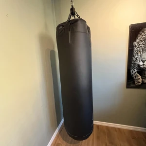 Boxnings säck - Boxnings säck är väldigt bra går inte sönder nästan ny. Dessutom med två par handskar. Super bra