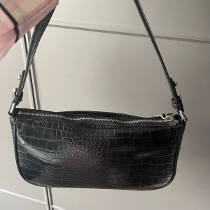 Handväska Beck Söndergaard  - superfin oanvänd handväska från Beck Söndergaard, nypris är 800 kr jag säljer för 100 kr. väskan har ett tjockt band, en ficka på baksidan och en litet fack inuti. man får plats med allt man tänkas behöva 💕💕