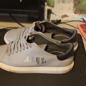 Arigato skor 44 - Feta arigato skor i 43 8/10 i skick. Säljer för att jag inte har någon andledning för dem längre.