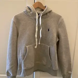 Säljer nu denna grå polo hoodie i perfekt skick! Säljer då den ej passa mig! Hör av er för fler frågor och bilder!