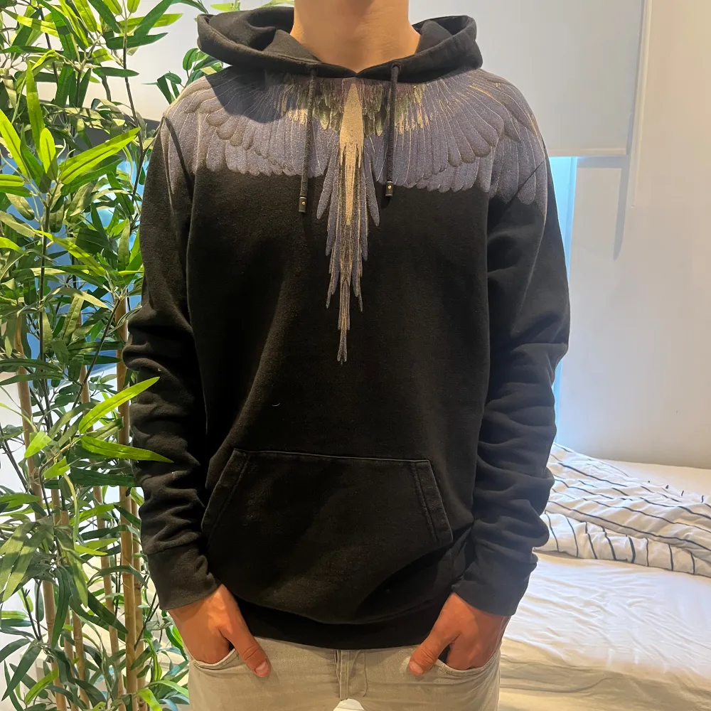 Hej, säljer nu denna marcelo burlon hoodie. Bra skick.  Ny pris 5000kr, säljs för 999. Hoodies.