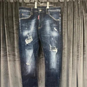Blå jeans med slitningar - Säljer ett par coola blå jeans med slitningar för en avslappnad look. De har en normal passform och är perfekta för vardagsbruk. Jeansen har en klassisk femficksdesign och är tillverkade i slitstarkt denim. Perfekta för höst och vår!