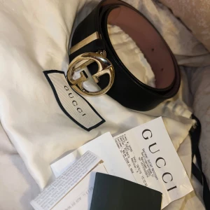 Gucci bälte  - Hej säljer nu mitt Gucci bälte som inte kommer till användning längre , nätet är använt ett få tal gånger köpte de i Schweiz i en Gucci butik kvitto finns , man kan både ha bältet på svarta sidan och även vänta de till rosa sidan.