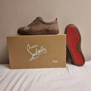 Louboutin junior spikes  - Sjukt snygga louboutin junior spikes I strl. 42, superfint skick. Allt OG ingår! Låda, extra snören, 4 spikar, dustbag och kort från mytheresa. lagade i hälen av skomakare. Vid frågor eller fler bilder är det bara att skriva//Kba_Closet 